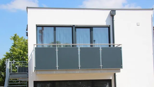 Blick auf das zur Straße zeigende Appartement mit Balkon.