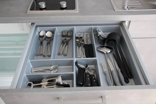 Küchenschrank mit Besteckkasten und voll ausgestattetem Inhalt.