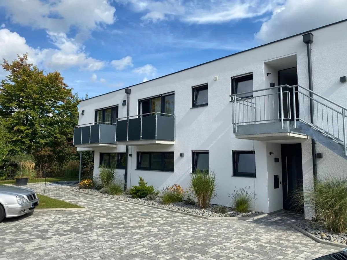 Aussenansicht der Appartements mit dem Eingangsbereich vom Parkplatz aus
