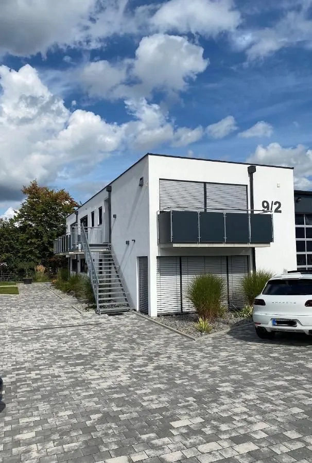 Außenfläche mit Parkplatz.