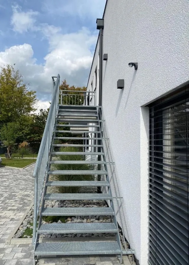 Aufgang von aussen in das obere Stockwerk mit den drei Appartements.