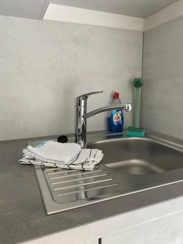 Küchenzeile mit Spüle.